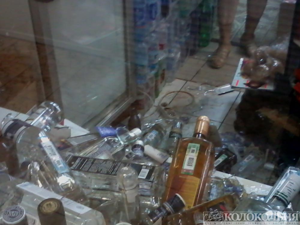 Разбитые бутылки с алкоголем