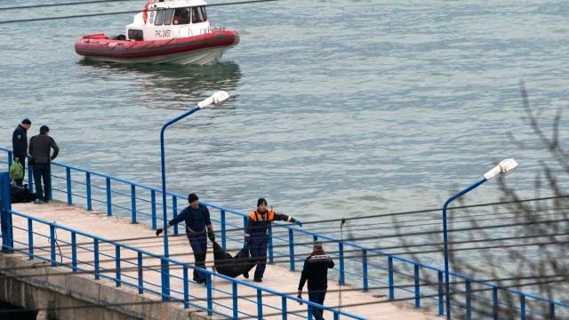 Спасатели достают тела пассажиров Ту-154