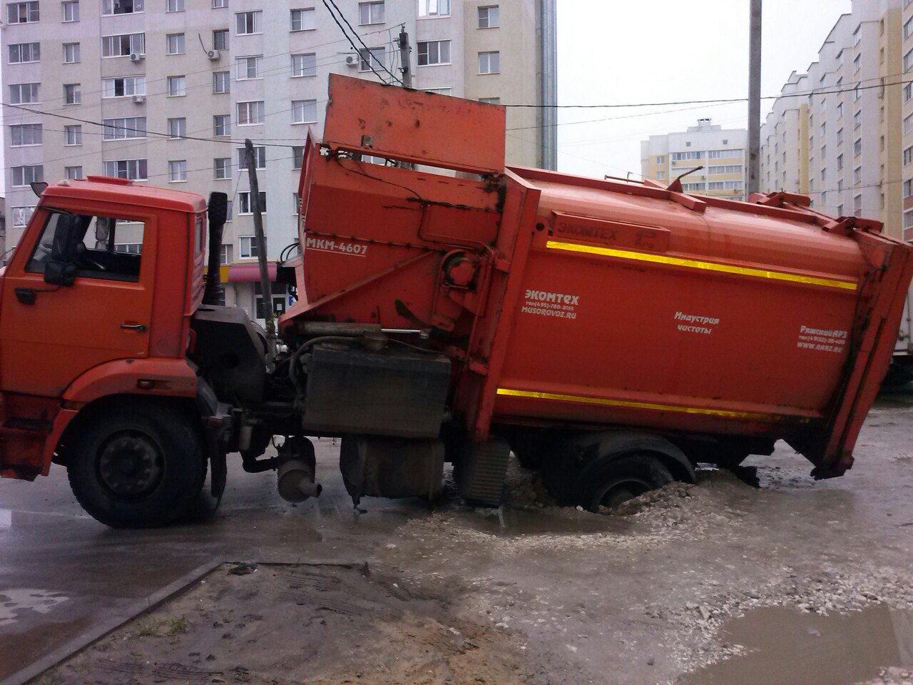 В облцентре машина снова провалилась в асфальт - Своя Колокольня