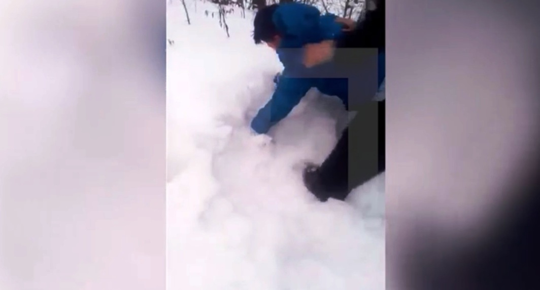 Охранник школы заставил ученика есть снег