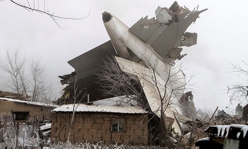 В Киргизии самолёт рухнул на посёлок