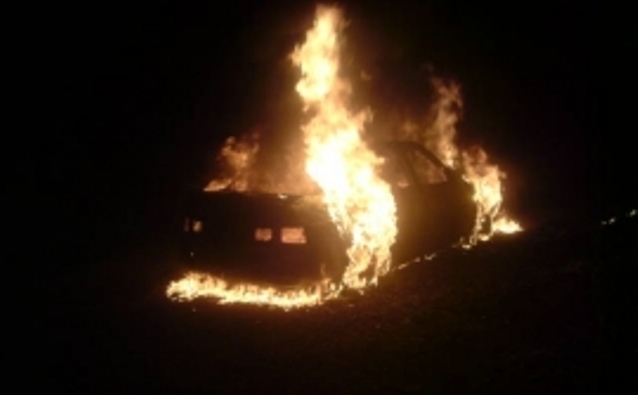 Сгоревшая машина на улице Земляничной