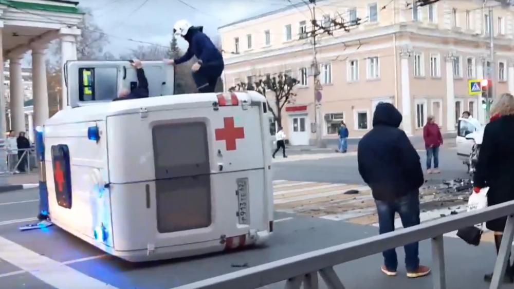 Дтп со скорой помощью сегодня. Бумажка со скорой Москва. Авария в Рязани сегодня со скорой помощью.