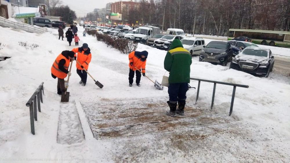 Кто должен чистить тротуары. Мех уборка тротуаров. Мехуборка снега. Моторизованная чистка тротуара. Очистка снега к остановкам.