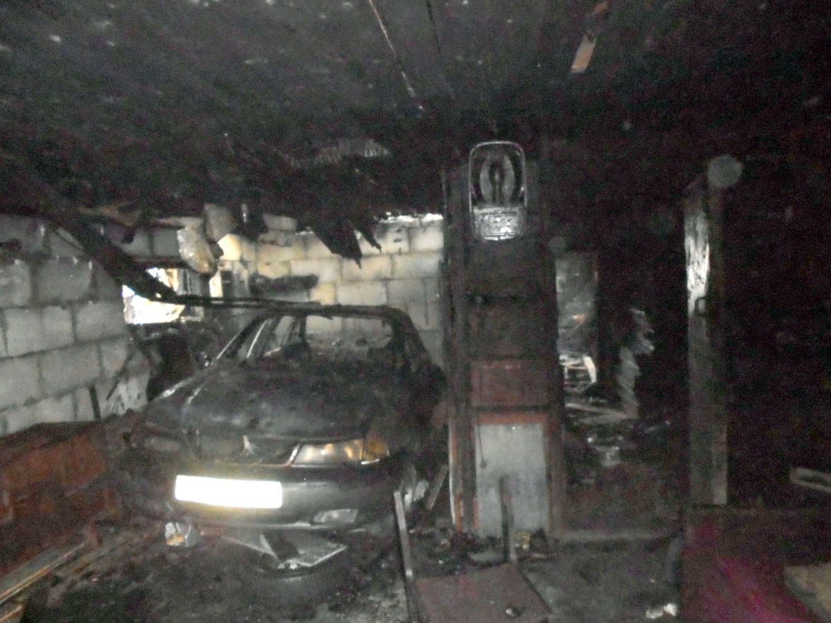 В гараже сгорели две машины