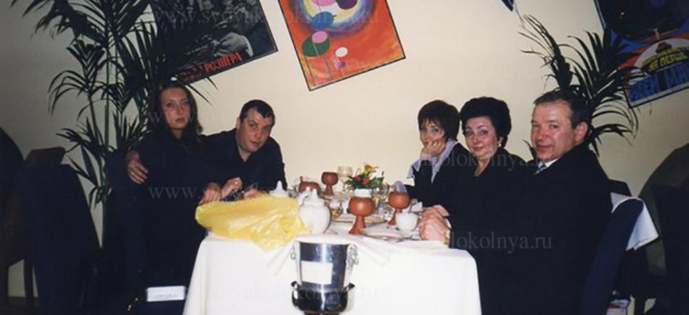 Александр Осокин с новой семьёй матери