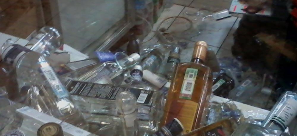 Разбитые бутылки с алкоголем